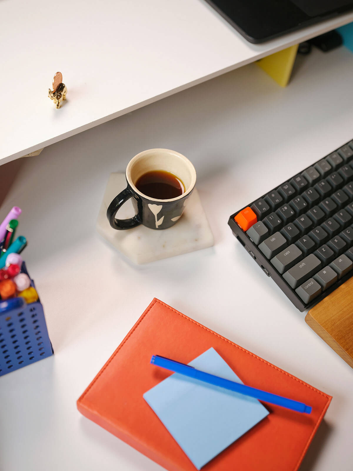 Une tasse de café sur un bureau, symbolisant l'atmosphère dynamique et énergisante d'une entreprise de logiciel